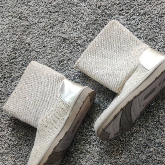 Adorable gold sequin knit boots - Picture 2 of 8